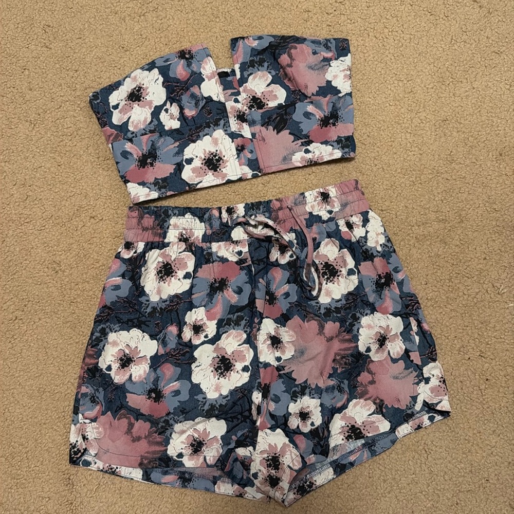 EUC - Vici floral tube top/shorts set size S